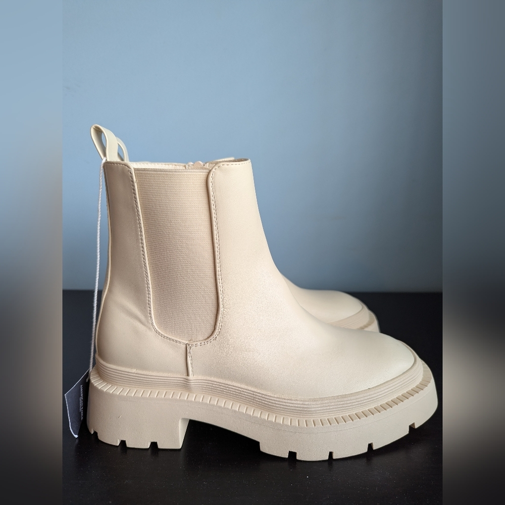 American Eagle Cream Chelsea Boots - Picture 8 of 16